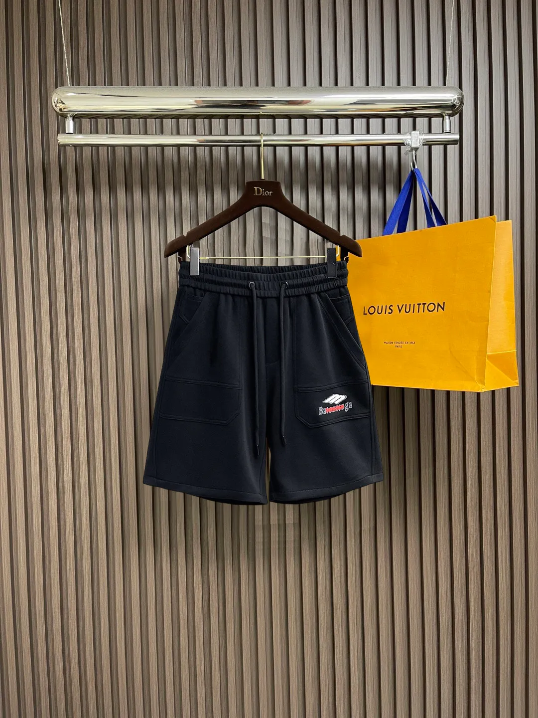 Balenciaga's three-standard complete 2026 summer New Arrival men's casual shorts, advanced custom-made Breathable fabric, Breathable fabric, extremely stretchy and comfortable, impeccable details, top-grade accessories, original logo design concept, delicate and soft feel! The upper body fit is awesome! Size: M-XXXL Please state your height and weight when ordering
